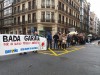 300 personas en la cadena humana que ha ido desde Iberdrola hasta Sabin Etxea pasando por la sede del PSOE